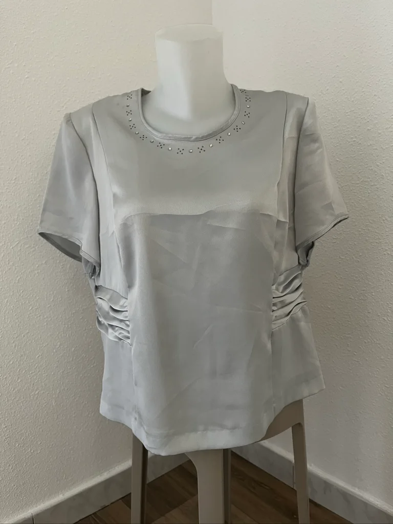 Blouse toucher satiné taille 52